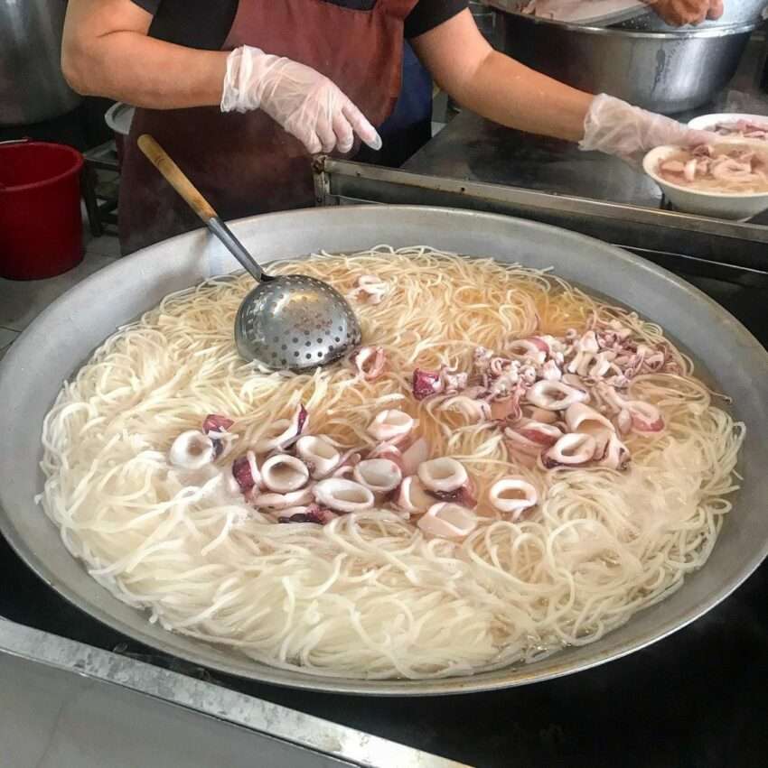邱家小卷米粉。太めの米麺スープに新鮮なイカがたっぷりのった一杯