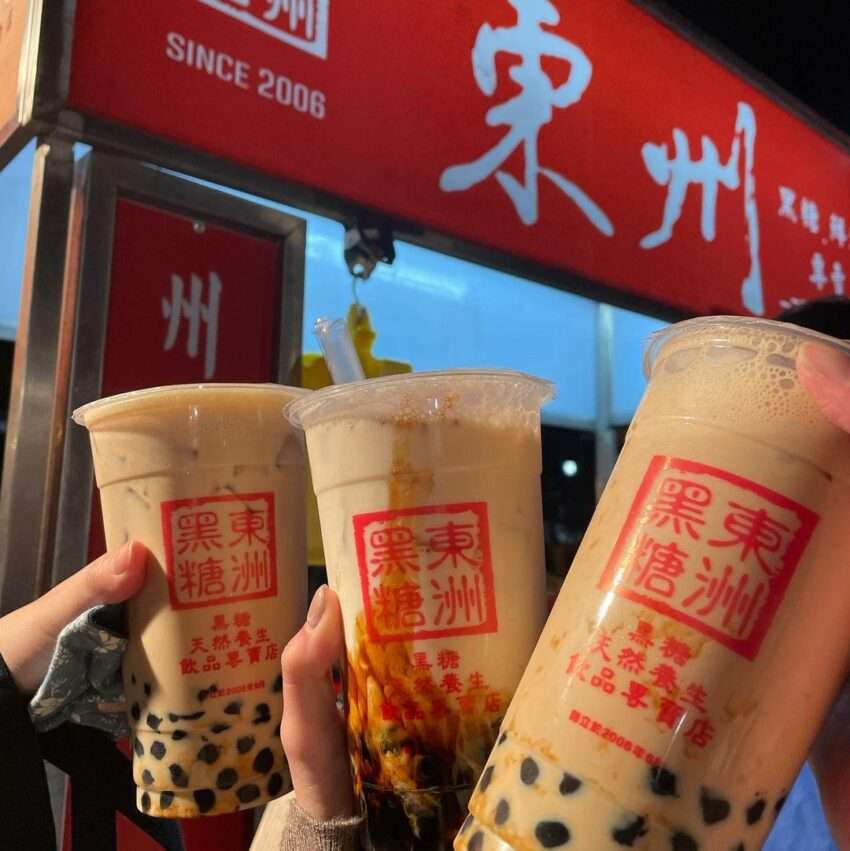 東洲黒糖ミルク。深みのある黒糖ミルクが透明カップに入っている