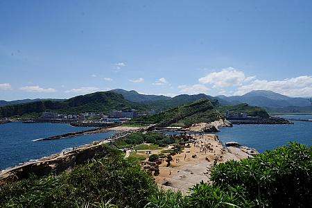 野柳地質公園の岬に広がる岩石群の全景
