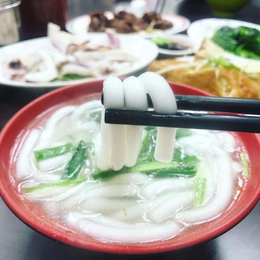 高家莊米苔目の米苔目スープ。澄んだスープに白い米製の太麺が浮かぶ