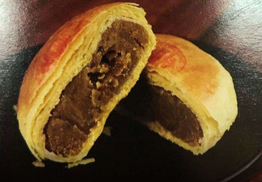 雙興餅店の伝統菓子の陳列、種類豊富な焼き菓子が並ぶ