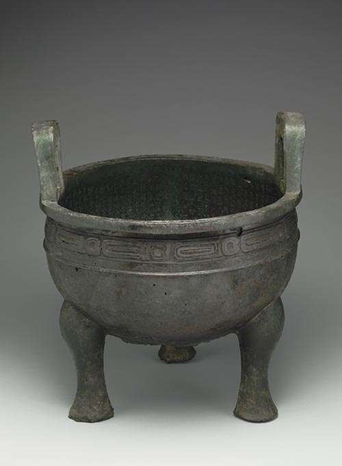 西周時代の青銅器・毛公鼎。内側に500字近い金文が刻まれている