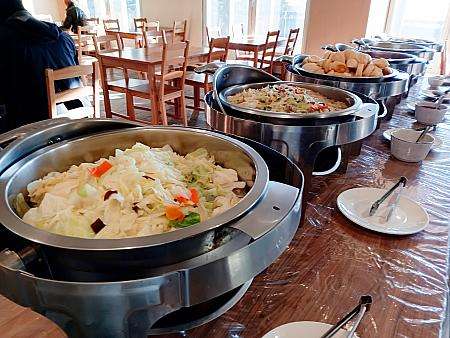 松雪楼の朝食バイキングの様子