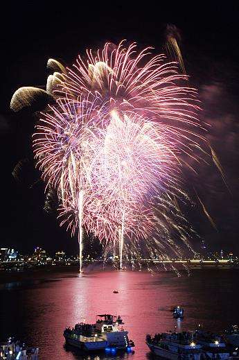 この花火大会のイベント会場全景。淡水河河岸に設置されたステージとフェスエリア
