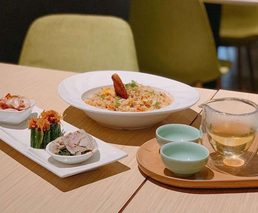 薄くスライスされた烏魚子とネギや大根を添えた食べ方の例
