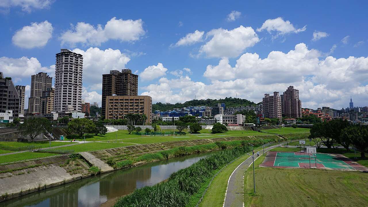 台北市文山区の緑豊かな住宅街と丘陵地帯の風景