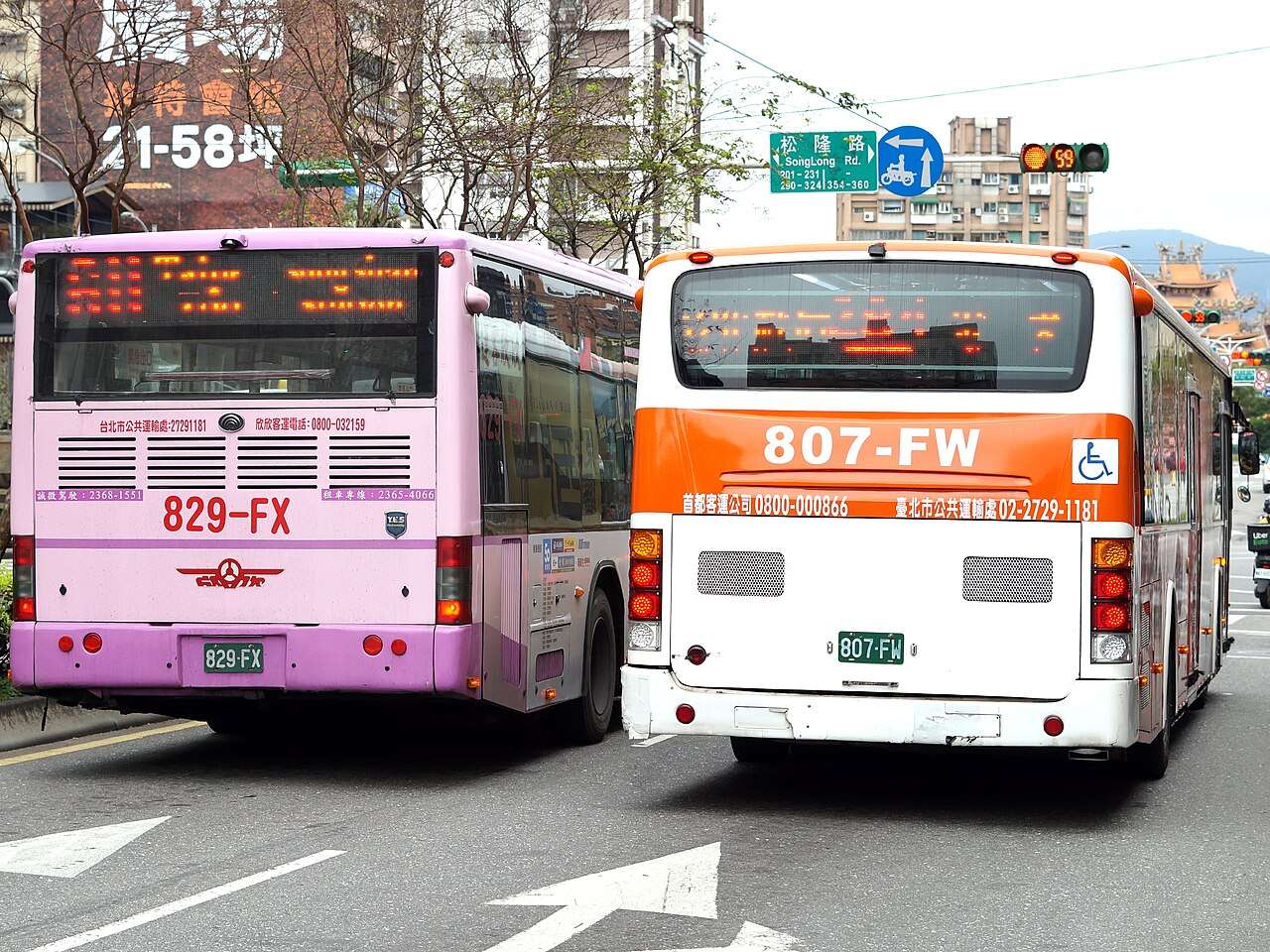 台北市内を走る高速バス車両