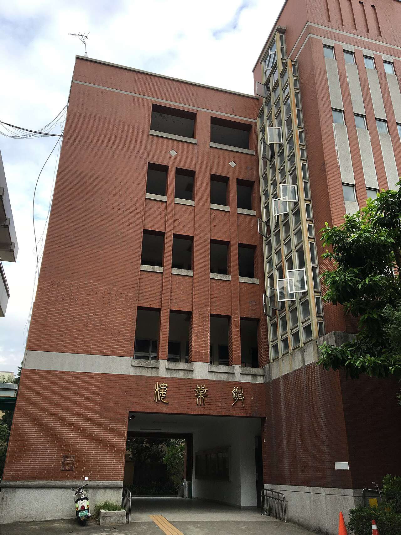 台中第一高級中等学校の建物。台中市内の典型的な街並みが広がる