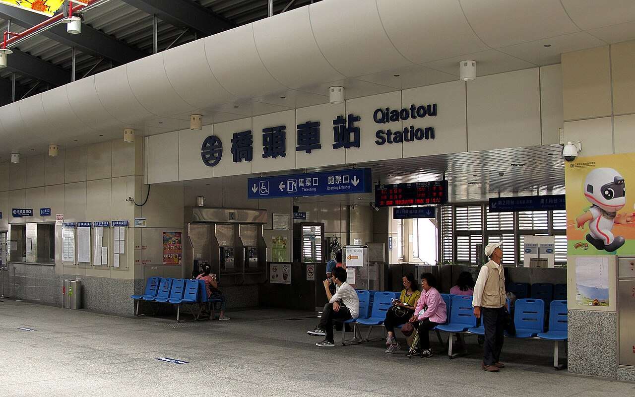 台湾鉄路・橋頭駅のきっぷ売り場と改札口