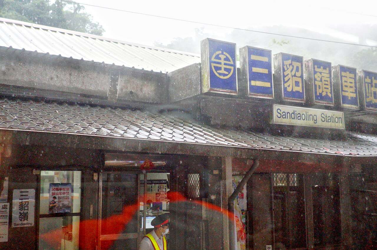 台湾東北部・深澳支線沿線の雨の駅。瑞芳から海科館方面に向かうローカル線の雰囲気