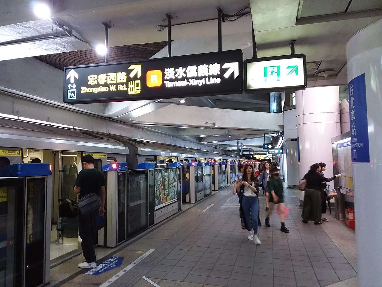 台北MRT台北駅構内