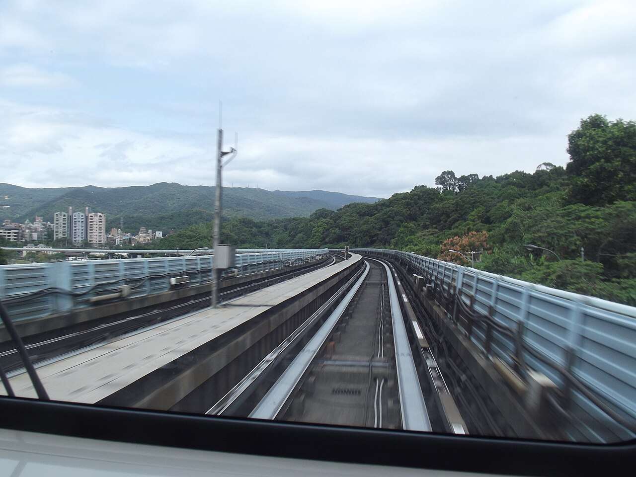 MRT文湖線(棕色線)の高架駅ホームの様子