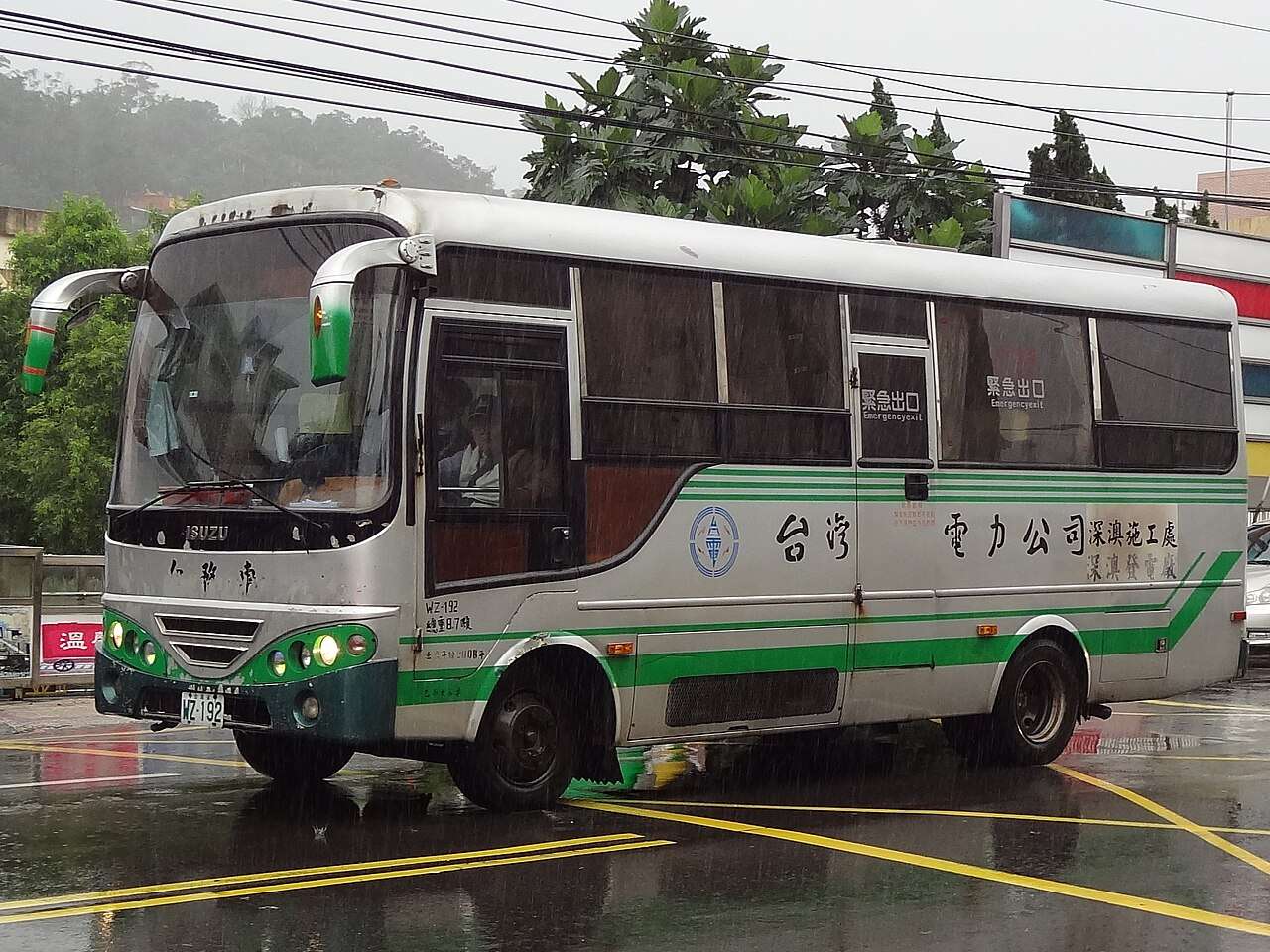 八斗子小学校付近に展示された台湾電力の車両。かつての火力発電所の産業遺産が博物館の文脈と重なる