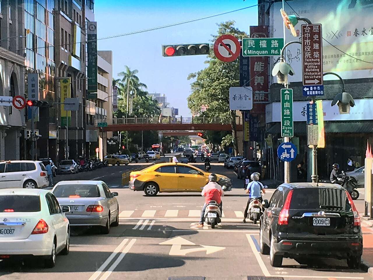 台中中区の自由路と民権路の交差点周辺の街並み