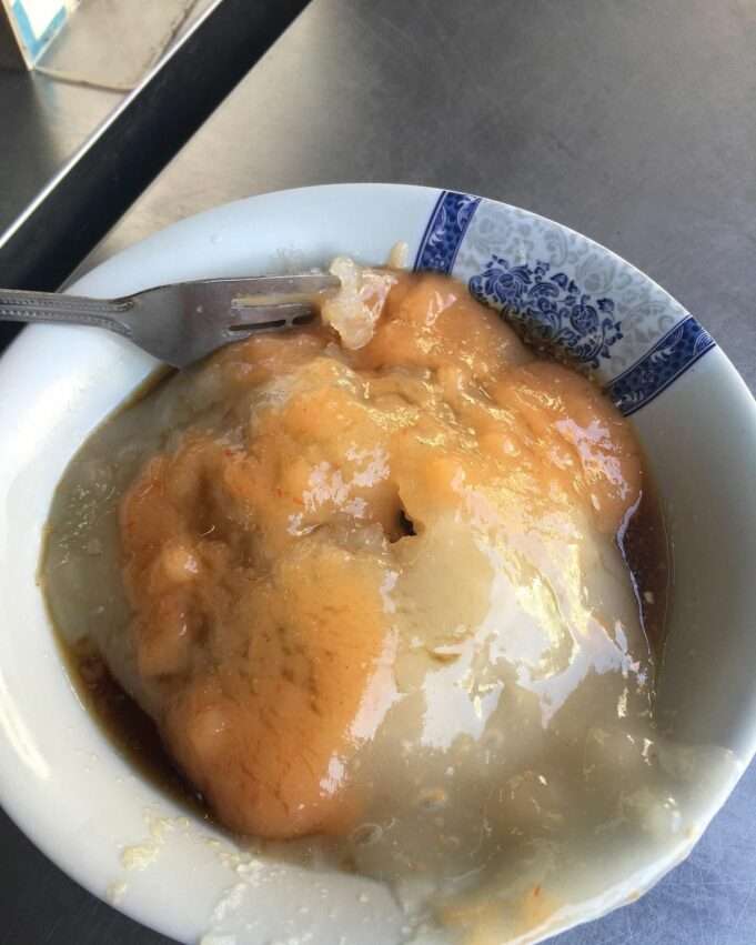 鹿港の肉圓アップ。皮の色合いと具材がよく分かる