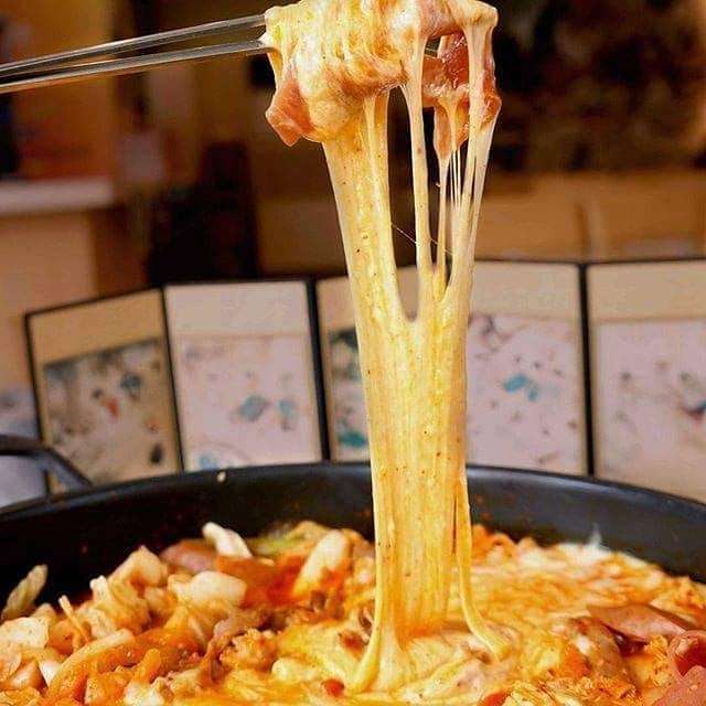 GangNam首爾韓鍋の韓国料理盛り合わせと鍋全景