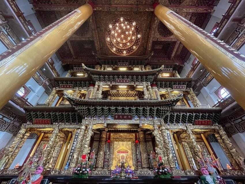 財神廟内の神明金身。台湾の財神信仰では文財神と武財神に分かれる