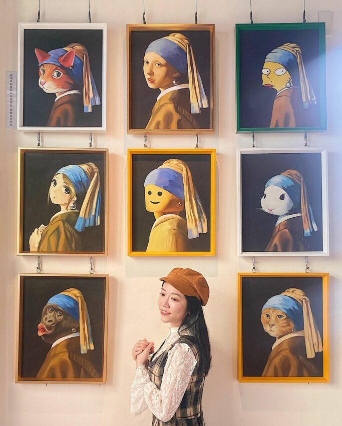 画框博物館内のフォトスポット。さまざまな額縁が並ぶ映える階段