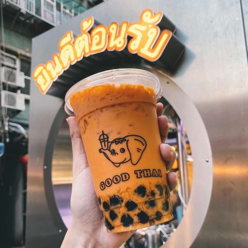 好泰 Goodthaiのタイ式ドリンク。鮮やかな色のタイティーやスムージーが並んでいる