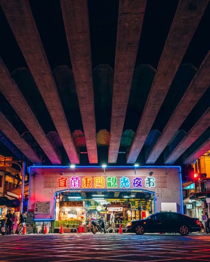 東門夜市の屋台グルメ。宜蘭市街の夜市で並ぶ多彩な食べ歩きメニュー