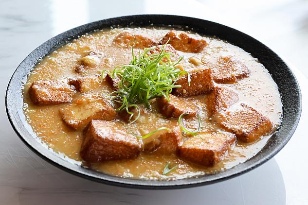 澎湖産ワタリガニを使った蟹粉燒豆腐（豆腐のカニみそあんかけ）
