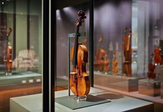 奇美博物館の楽器室に展示された貴重な西洋古典弦楽器と管楽器のコレクション