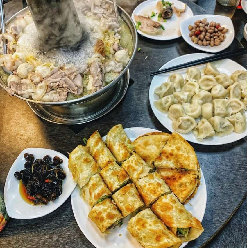 劉家酸菜白肉鍋の白肉スライスと酸菜の近接写真