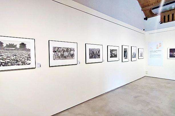 展示会場で作品を鑑賞する来場者の様子。写真家ごとに作風が異なり、時代の変遷を感じさせる