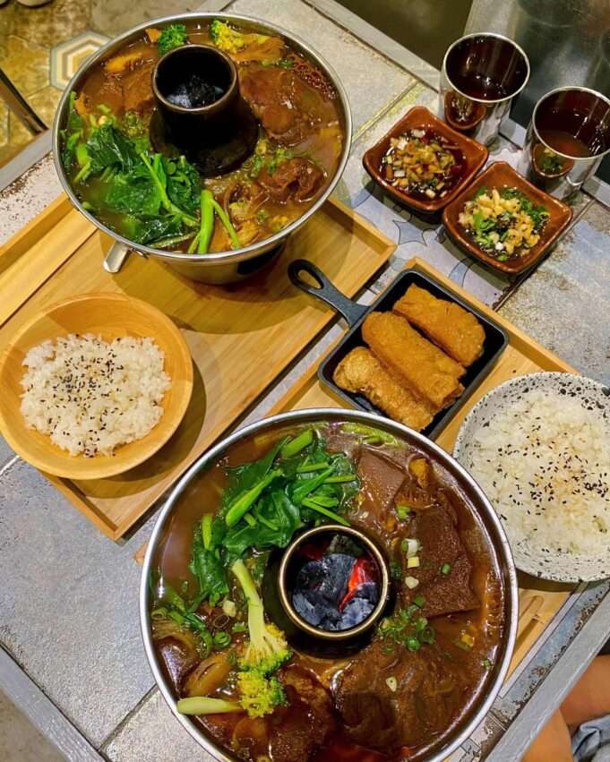 鍋隱goin手作鍋食の一人用炭火鍋。食材が豊富に入っている