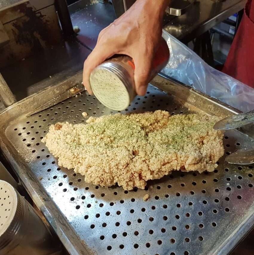 小師傅大雞排。大判に揚げられたチキンカツが金色に仕上がっている
