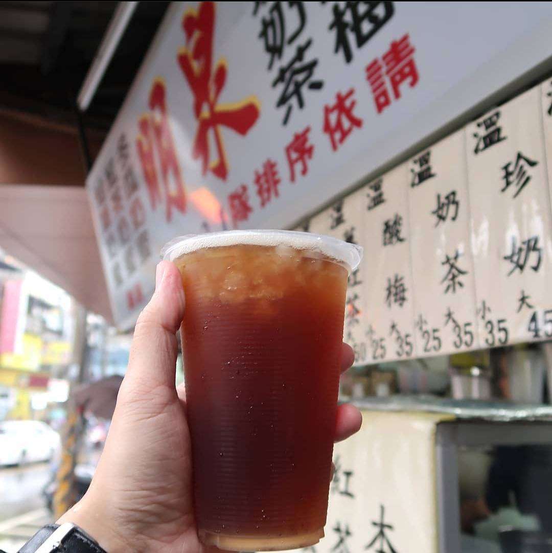明泉紅茶の紅茶ドリンク。深い琥珀色をしている