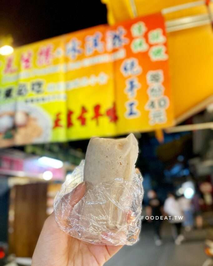 羅東夜市の花生捲冰淇淋。薄い潤餅皮にピーナッツ粉とアイスクリームが包まれている