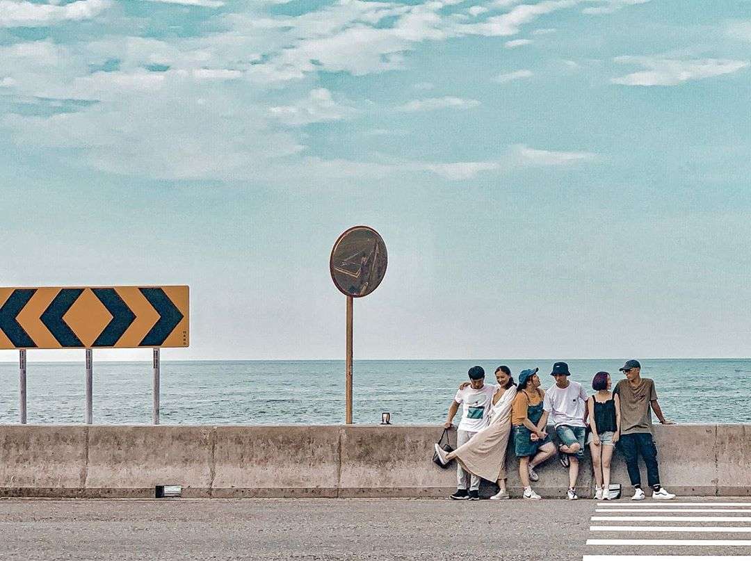 台2線の陰陽海公路区間。遠方に黄褐色の湾と外海の青が対比をなしている