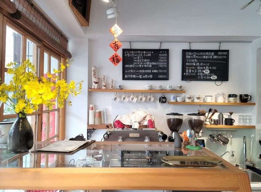 慢靈魂 Slow Soul Coffeeのコーヒーとスイーツ。落ち着いた雰囲気の空間