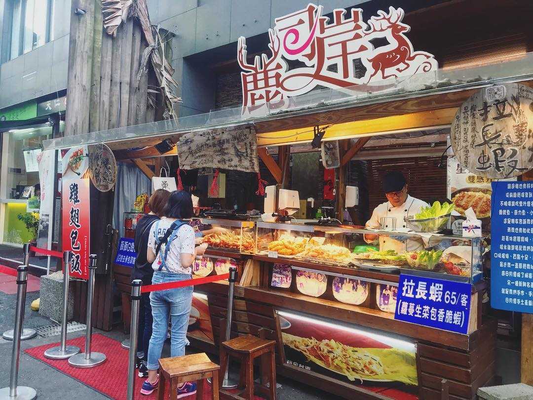 イダシャオ老街の屋台と地元の特色ある食べ物が並ぶ様子