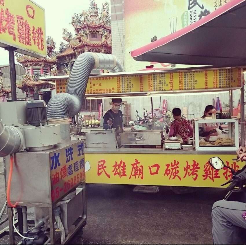 廟口碳烤雞排の大判チキンカツ。表面がほんのり焦げて炭の香りが漂う