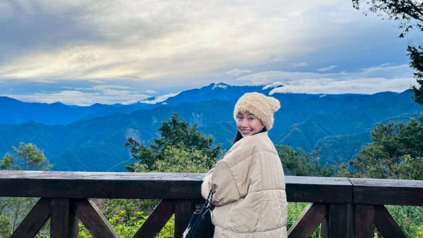 祝山観日平台の早朝の様子。遠方に雲海と橙色の朝の光が広がる