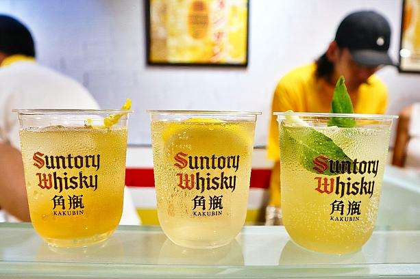 台湾素材を使った3種の角ハイアレンジカクテル:阿里山下製酒、拎杯檸檬、我芭加九が並ぶ発表会の様子