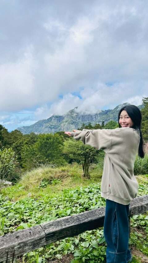 阿里山の塔山奇岩。巨大な岩が雲霧の中にそびえ立っている