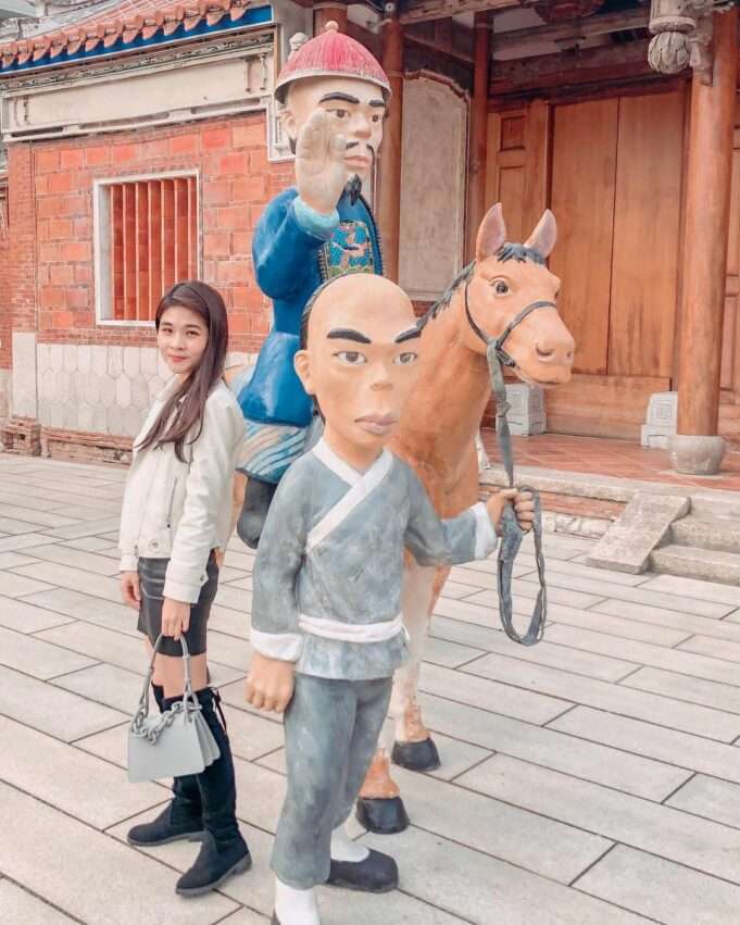 鳳儀書院の清代建築の中庭。赤い壁と瓦屋根、回廊が良好な状態で保存されている