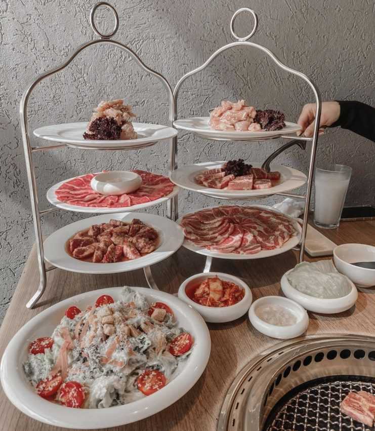 屋馬燒肉の店内。洗練された日本式焼肉の空間が広がる