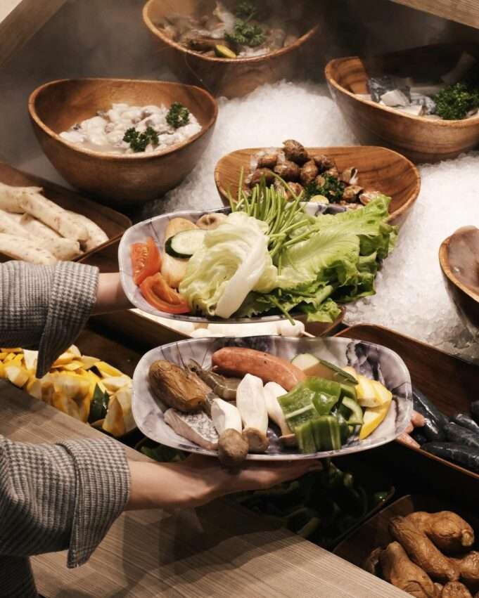 本格和牛燒肉放題のテーブルに並ぶ各種肉品とサイドメニュー