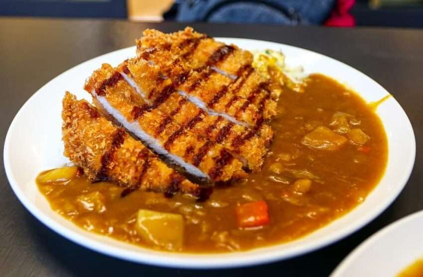 樂品屋の日本式料理。定食セットと副菜が並ぶ