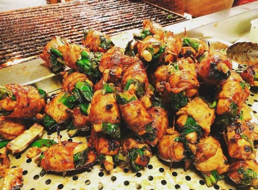 蕭記碳烤肉捲。薄い春巻きの皮で炭火焼きの肉と野菜を包んだ食べ歩きグルメ
