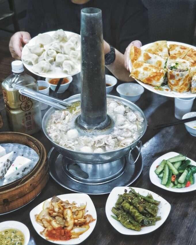 劉家酸白菜火鍋の鍋。酸白菜と豚骨スープの色合いが鮮やか