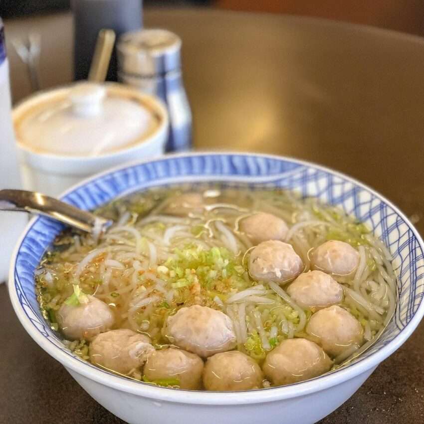 阿添魚丸米粉の一杯。ふっくらした魚丸と太めのビーフン、澄んだスープが盛られている