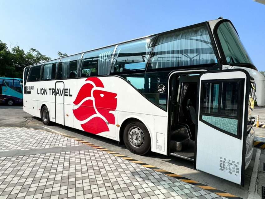 阿里山クルーズバスが山間の道路脇に停車している。車体は清潔で広々としている