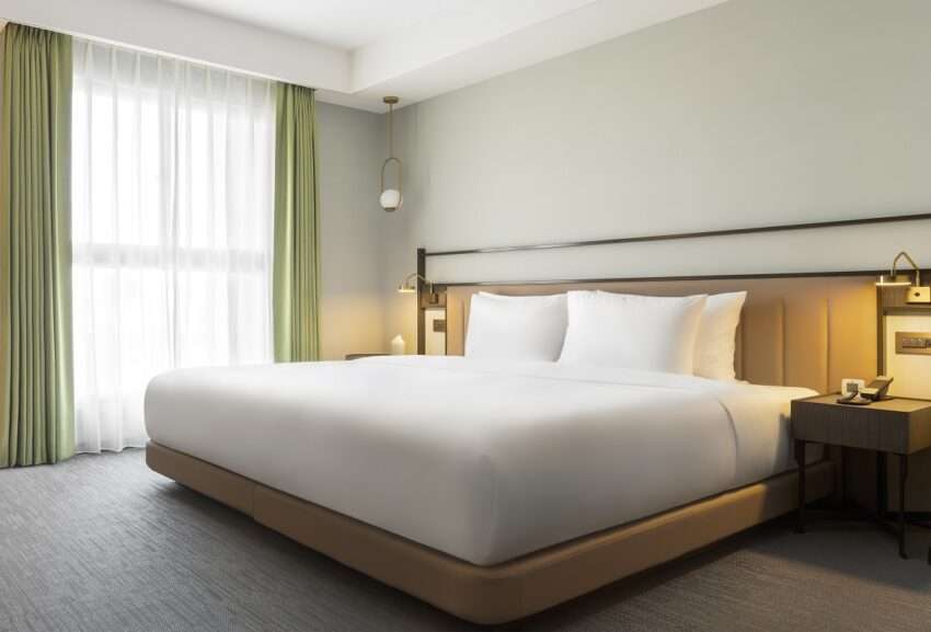 JOHO HOTELのエントランスとロビー。モダンでシンプルなデザインで出張旅行者に向いている