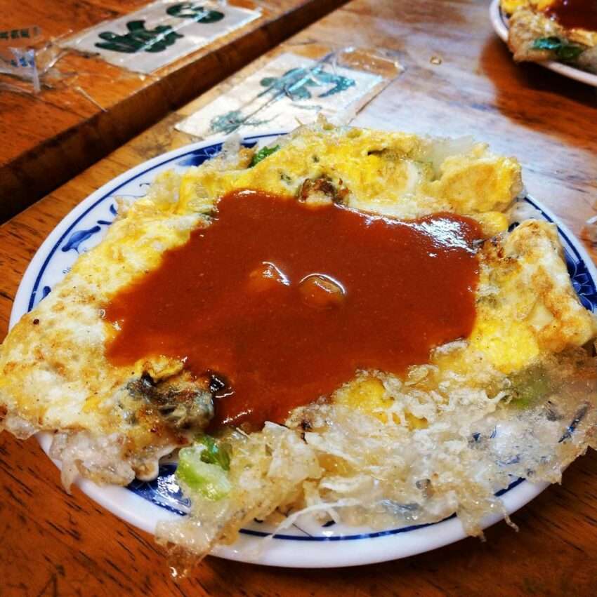 功夫蚵仔煎の鉄板で焼かれる牡蠣と半熟卵液の様子