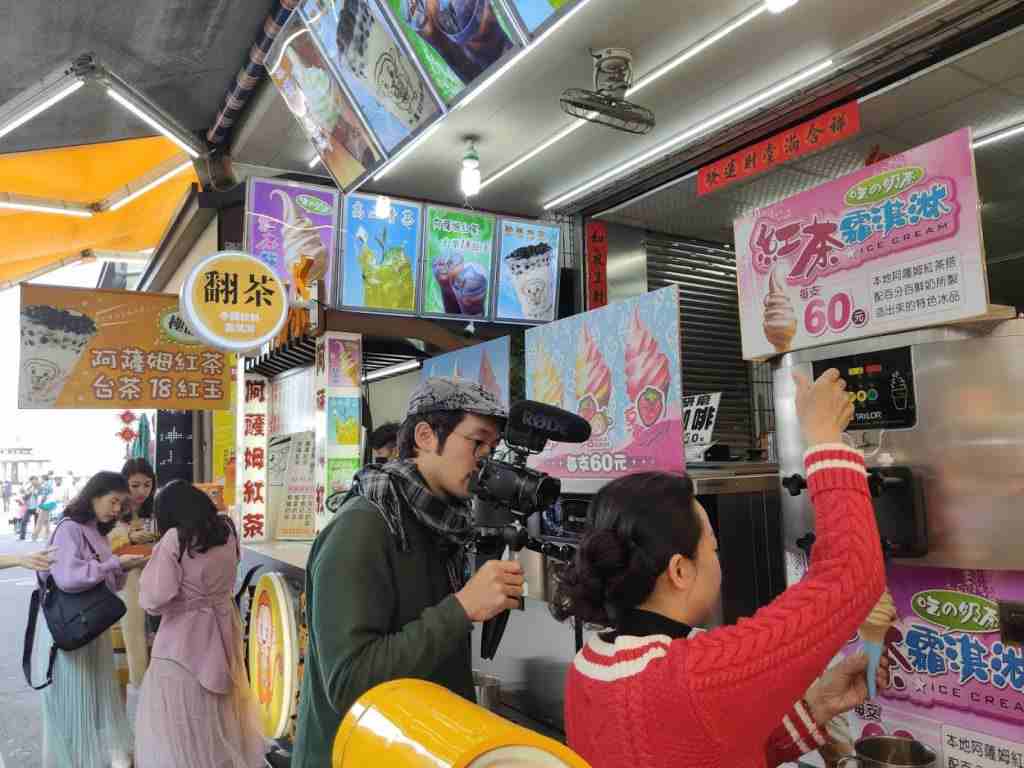 翻茶の店内の様子。旅行者とスタッフが交流している